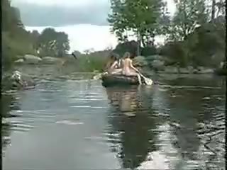 Três marvellous meninas nua meninas em o selva em barco para pica-pau caçar