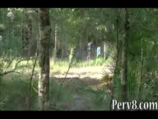 Flingue shooting amateur lassie baisée dehors des portes en la les bois