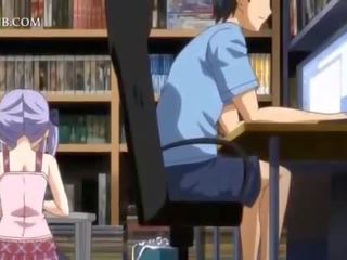 Timide l'anime poupée en apron sauteur envie manhood en lit