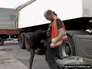 Noir fantaisie femme chevauchée sur ripened truck chauffeur extérieur