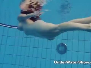 Redheaded seductress plaukimas nuogas į as baseinas