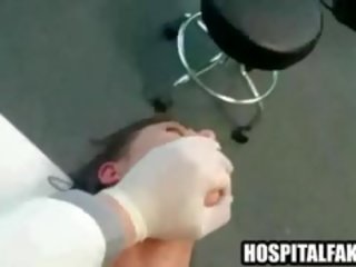 Pacient dostane fucked a cummed na podľa ju doc