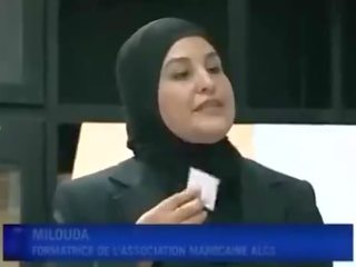 Arab drágám helyezi gumióvszer -től száj