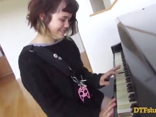 Yhivi film spento pianoforte abilità followed da rozzo sesso video e sborra oltre suo faccia! - con: yhivi / giacomo deen